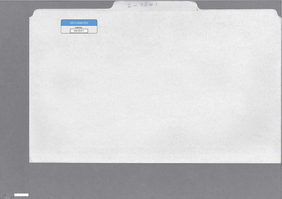 Página de un documento desclasificado con un boceto manual de un objeto cilíndrico, marcado como Fig. 8.