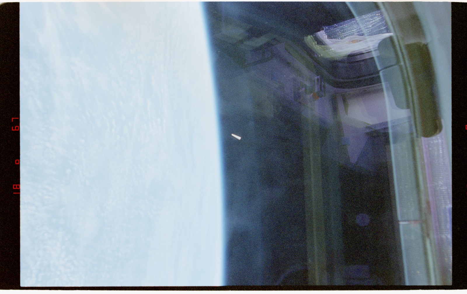 Fotografía de un objeto no identificado en órbita terrestre baja, tomada desde el transbordador espacial Columbia en 1996.