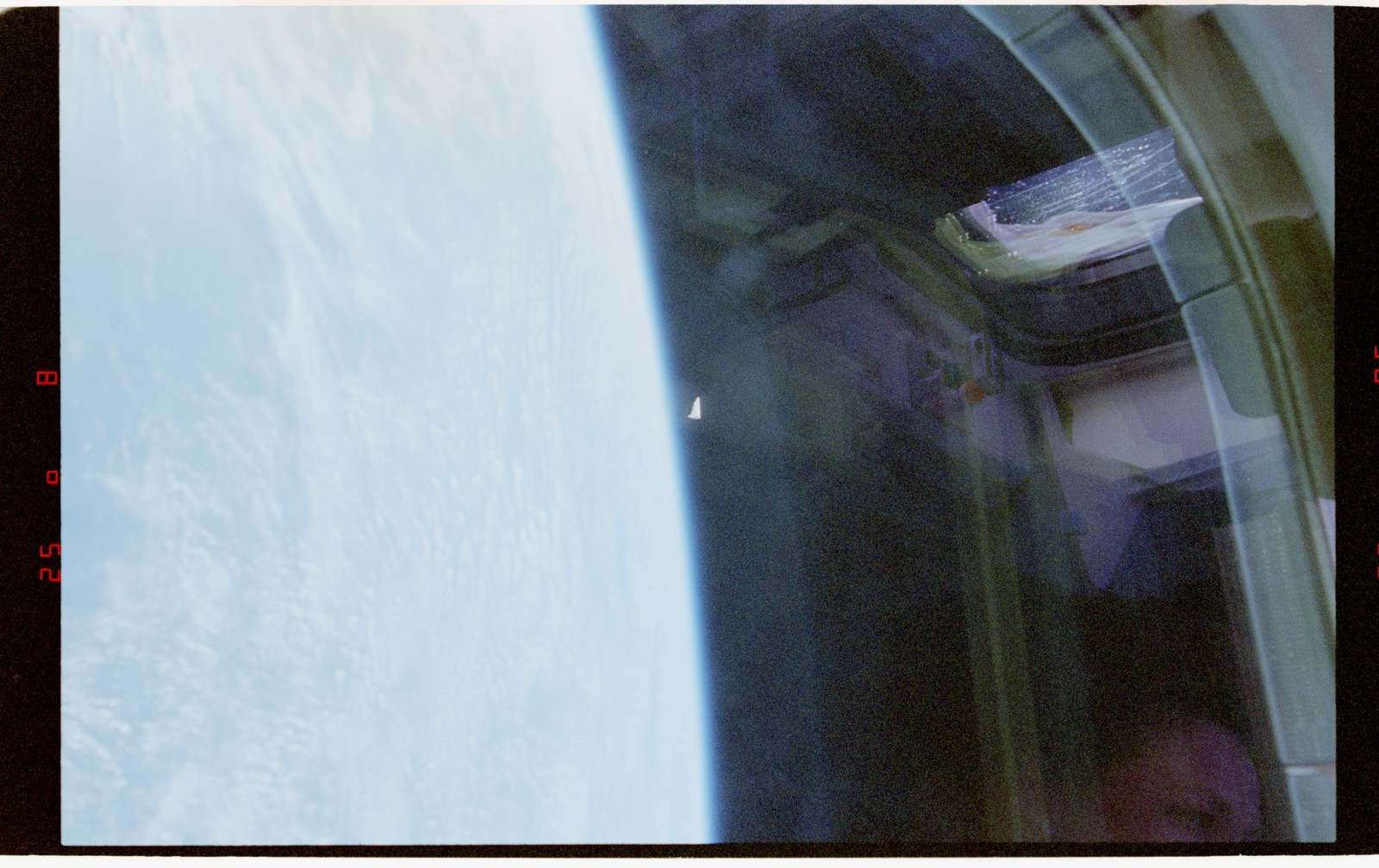 Fotografía de un objeto no identificado en órbita terrestre baja, tomada desde el transbordador espacial Columbia en 1996.