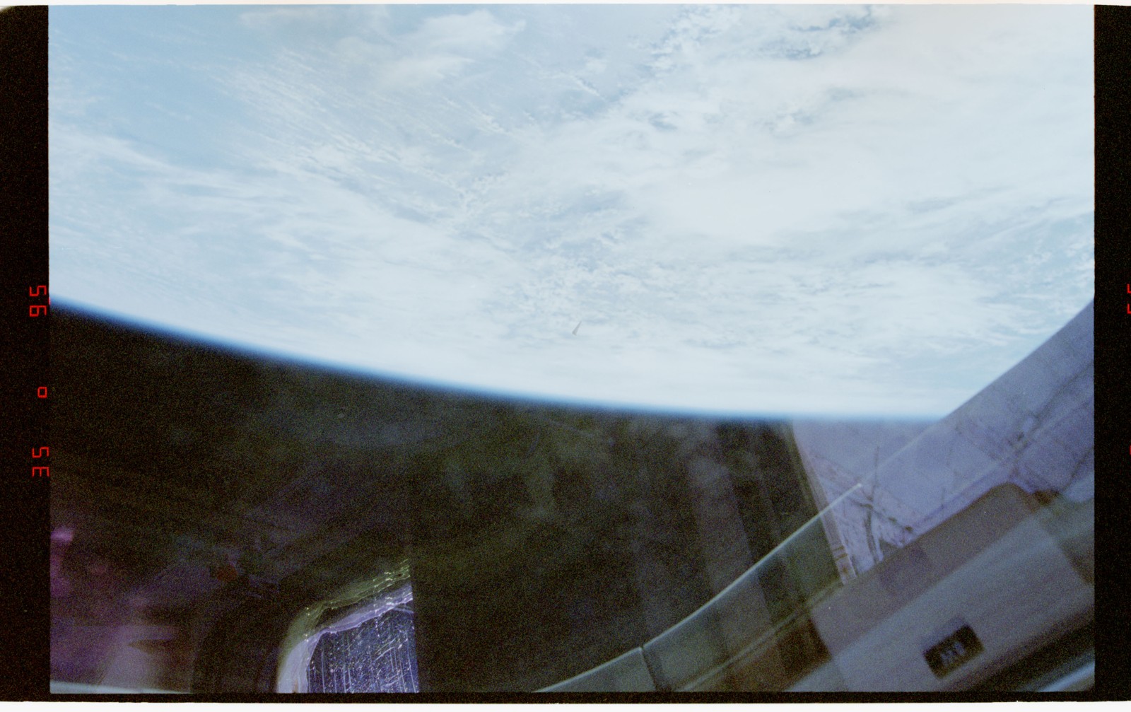Fotografía de un objeto no identificado en órbita terrestre baja, tomada desde el transbordador espacial Columbia en 1996.