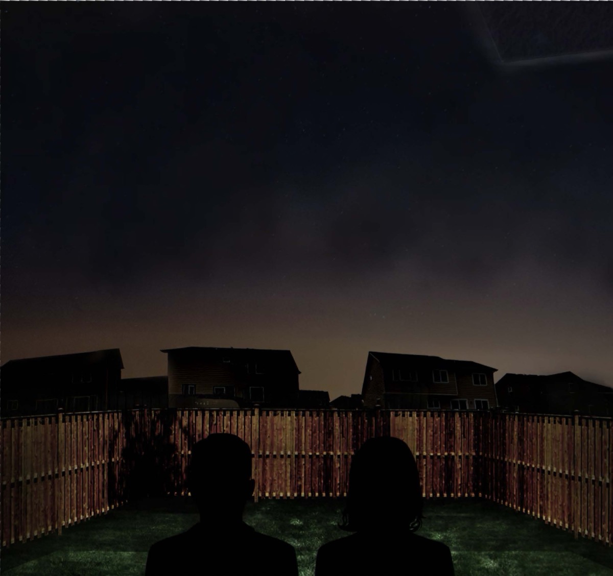 Un rendu numérique de deux personnages regardant par-dessus une clôture un objet sombre dans le ciel nocturne.